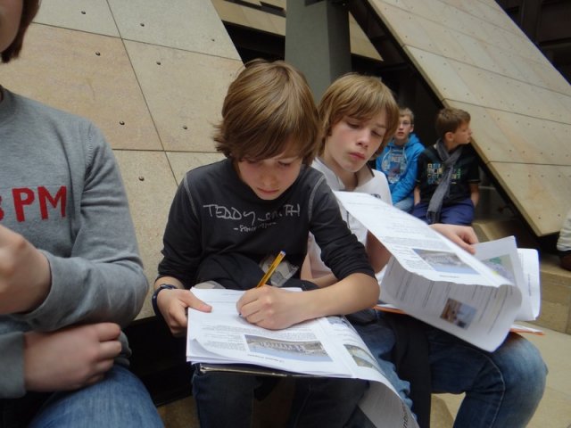 Les élèves renseignent leur dossier pédagogique au Musée d'Orsay